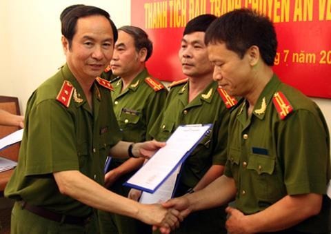 Tướng Phạm Quý Ngọ - Thứ trưởng Bộ Công an (khi còn mang hàm trung tướng) khen thưởng các lực lượng phá án trong vụ triệt phá đường dây ma túy xuyên quốc gia từ Lào về Việt Nam (chuyên án 006N) năm 2012.