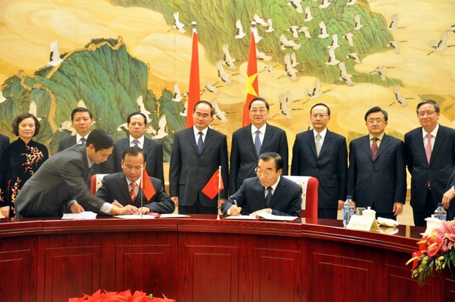 Lễ ký kết thỏa thuận hợp tác giữa hai cơ quan. (Ảnh: Phóng viên TTXVN tại Trung Quốc)