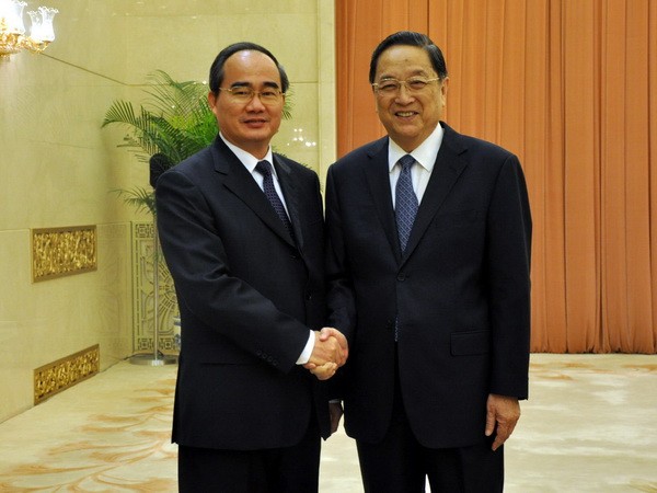 Chủ tịch Ủy ban toàn quốc Hội nghị Chính trị Hiệp thương nhân dân Trung Quốc Du Chính Thanh (bên phải) đón Chủ tịch Ủy ban Trung ương Mặt trận Tổ quốc Việt Nam Nguyễn Thiện Nhân. (Ảnh: Phóng viên TTXVN tại Trung Quốc).
