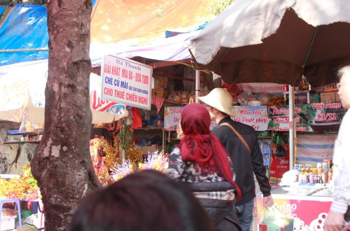 Quán Hà Thanh (nằm cách động Hương Tích chừng 50 mét) khiến du khách bức xúc vì bán hàng với giá cao.