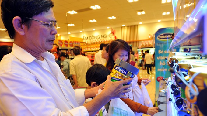 Sữa Enfagrow A+ - một trong những loại sữa của Mead Johnson - tăng giá. Trong ảnh: người dân chọn mua Enfagrow A+ ở siêu thị AEON, Q.Tân Phú, TP.HCM - Ảnh: T.Đạm