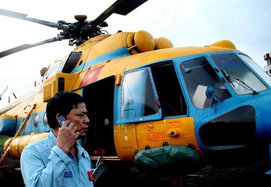 Thượng tá Nguyễn Danh Đoan - cơ phó Mi 171 số hiệu 02 kiểm tra an toàn trước giờ bay - Ảnh: Tấn Đức