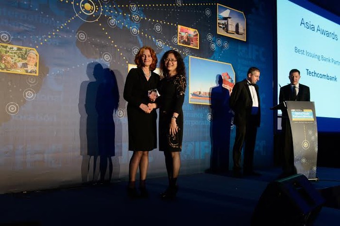 Chị Đỗ Diễm Hồng (phải)- GĐ khách hàng định chế tài chính - đại diện Ngân hàng Techcombank vinh dự nhận giải thưởng.