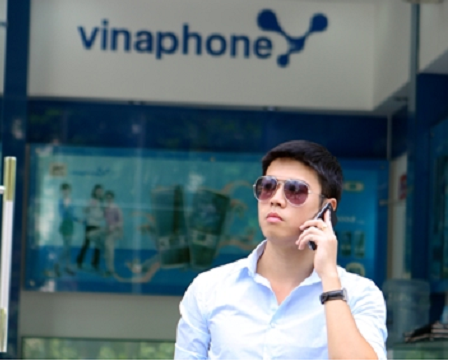 Đến khi chuẩn bị sẵn tinh thần đối mặt với giá roaming thì anh lại tròn mắt khi được cô nhân viên chăm sóc khách hàng của VinaPhone cho xem bảng cước hiện hành. Ảnh minh họa.