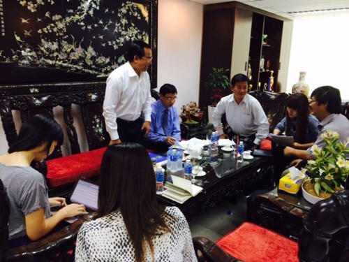 Ban lãnh đạo Ngân hàng Phương Nam làm việc với phóng viên chiều 18.3 liên quan đến vụ nợ nần của NSƯT Nguyễn Chánh Tín - Ảnh: T.Xuân