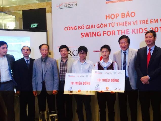 Hai sinh viên Thào Seo Sì (SV năm nhất ĐH Nông Lâm Thái Nguyên) và Lê Văn Tú (SV năm nhất ĐH Sư Phạm Hà Nội) nhận học bổng toàn phần, mỗi suất học bổng trị giá 10 triệu đồng/năm.