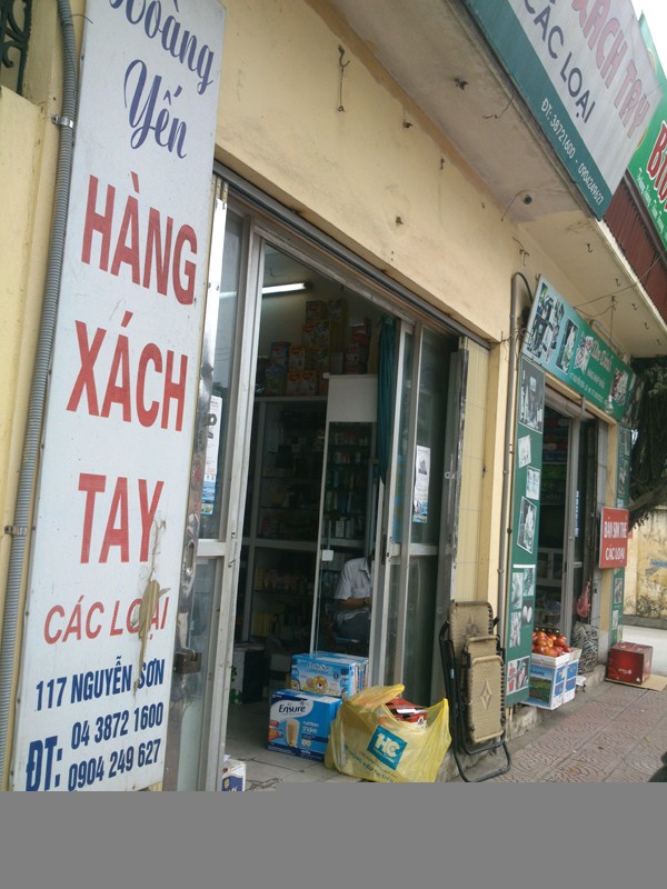 Một cửa hàng xách tay trên phố Nguyễn Sơn. Ảnh: Ngọc Mai