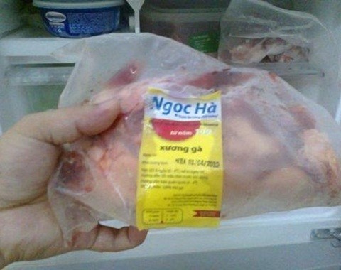 Bịch thịt gà đã chế biến một phần cho bé N.S. ăn được gia đình chị H.H. lưu lại.