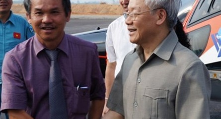 Chủ tịch Tập đoàn HAGL đón Tổng bí thư Nguyễn Phú Trọng sang thăm và động viên các nhà đầu tư Việt Nam vào Lào tại Attapeu, ngày 12/4/2014