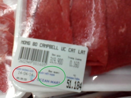 Sản phẩm thịt bò ở siêu thị Ocean Mart Trung Hòa chỉ ghi ngày sản xuất (vòng tròn đỏ), còn ngày hết hạn thì để trống (vòng tròn xanh). Ảnh chụp ngày 14/4/2014.