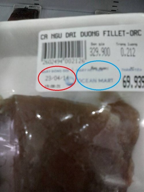 ... Cá ngừ Đại Dương được bán ở Ocean mart Làng Quốc tế Thăng Long chỉ ghi ngày sản xuất (màu đỏ), không có hạn sử dụng (xanh). Ảnh chụp chiều 23/4/2014.