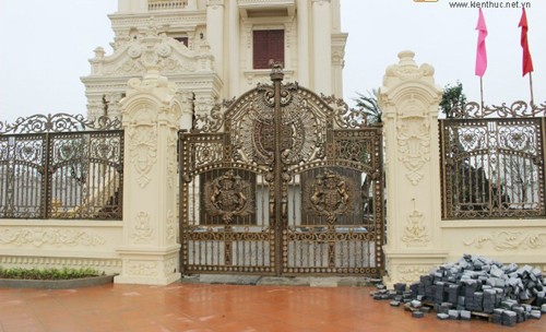Cổng chính và hàng rào kiên cố với vật liệu đồng vàng.