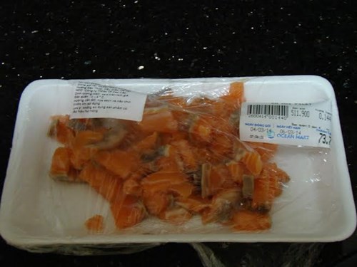 Gói cá hồi của chị Thanh Hoa mua ở Ocean Mart Trung Hòa dù ghi rõ ngày đóng gói, hạn sử dụng nhưng khi mở ra lại có mùi thiu thối. Ảnh: NVCC.