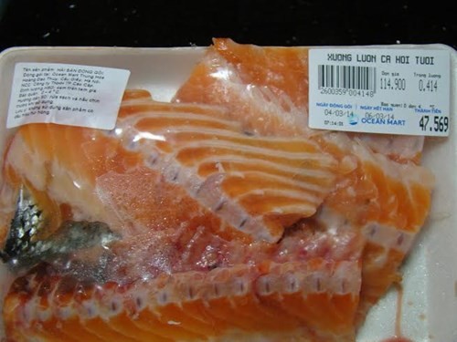 Xương cá hồi chị Hoa mua về cũng có mùi thiu thối. Ảnh: NVCC.