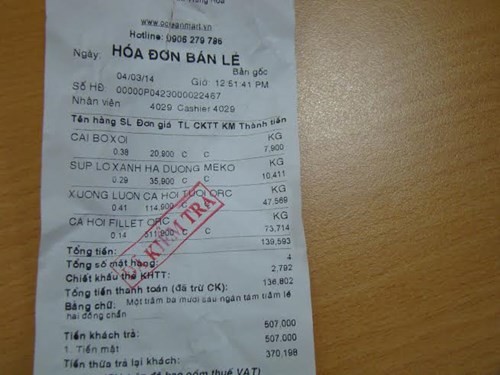 Tờ hóa đơn mua thực phẩm tại Ocean Mart Trung Hòa hôm 4/3 do chị Hoa cung cấp.