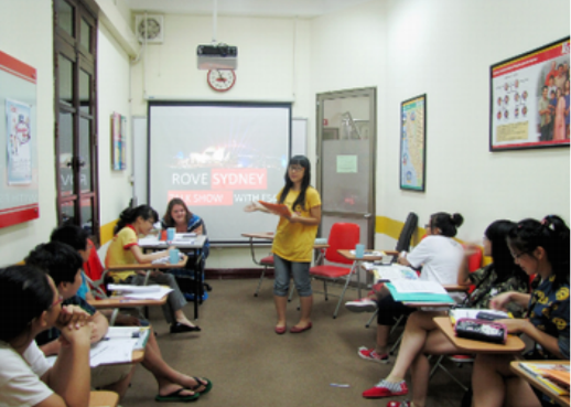 Một buổi học trên lớp của khóa Anh ngữ FIRST STEPS- Dành cho học sinh THCS tại ACET