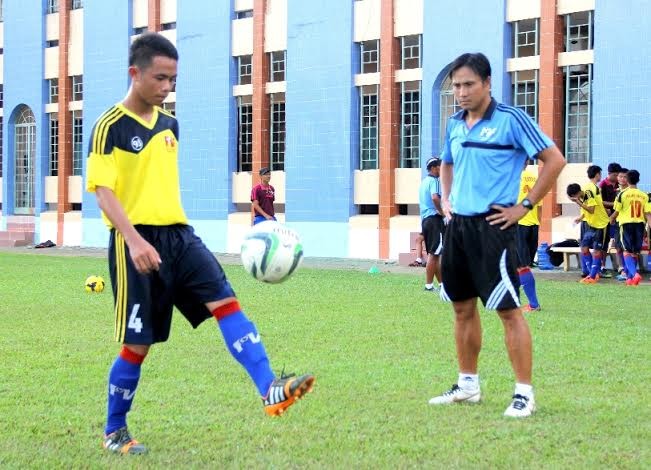 HLV Nguyễn Phúc Nguyên Chương đang huấn luyện đội tuyển U16.