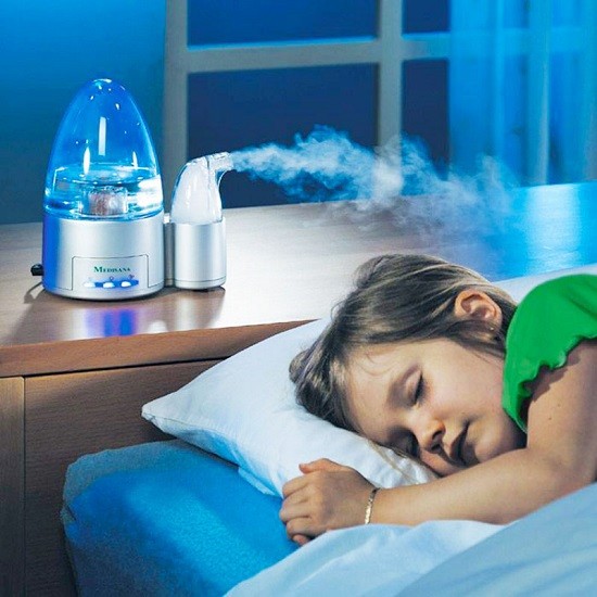 Một căn phòng ẩm có thể giúp mũi bé lưu thông tốt và ngủ ngon hơn.