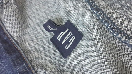 Một chiếc áo khoác jean hiệu Gap - made in USA được mua với giá 150.000 đồng từ đống đồ sida, sau khi “mông má” được treo với giá 1,5 triệu đồng - Ảnh: H.D.