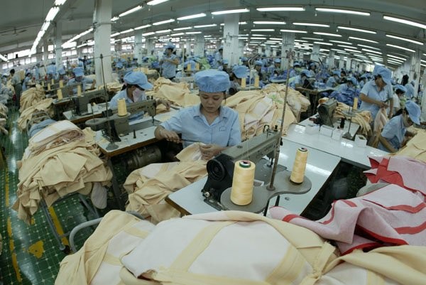 Hiện 60% doanh nghiệp dệt may của Việt Nam là doanh nghiệp gia công cho nước ngoài. Ảnh: THANH TAO