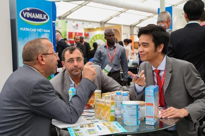 Ông Võ Trung Hiếu – Giám đốc Xuất nhập khẩu, Vinamilk tiếp thị với các đối tác nước ngoài về các sản phẩm Vinamilk tại Hội chợ ở Dubai.