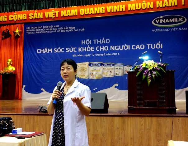 Bác sĩ Phạm Thúy Hòa – Viện trưởng viện dinh dưỡng ứng dụng Việt Nam chia sẻ thông tin hữu ích về dinh dưỡng cho người cao tuổi.