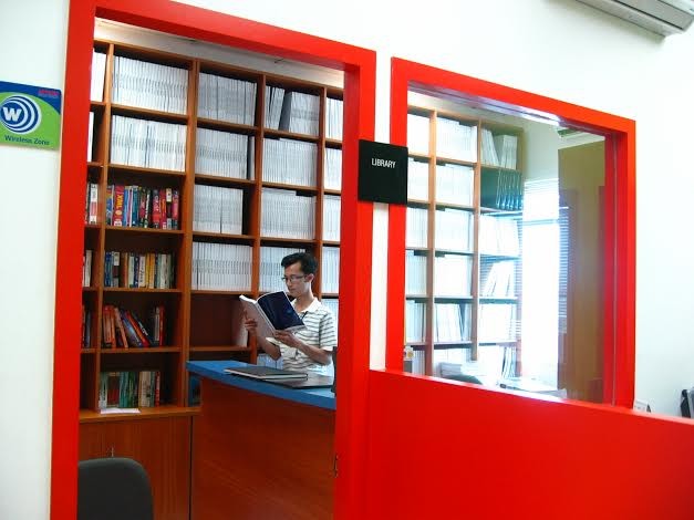 Thư viện tại Aptech có hàng ngàn đầu sách phục vụ miễn phí cho sinh viên.