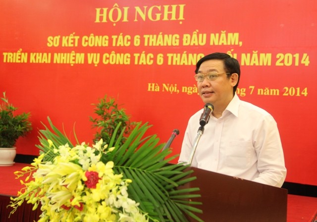 Ông Vương Đình Huệ - Ủy viên Trung ương Đảng, Trưởng Ban Kinh tế Trung ương bày tỏ sự cảm ơn chân thành và sâu sắc tới Thường trực Ban Bí thư Lê Hồng Anh đã đến dự và phát biểu chỉ đạo Hội nghị.