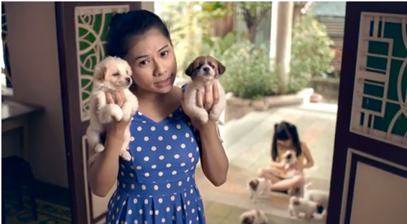 Một cảnh trong MV: cô bạn này đang muốn bán bớt vài chú chó cho những người yêu động vật.