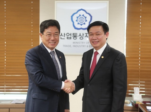Bộ trưởng Bộ Thương mại, công nghiệp và năng lượng Hàn Quốc - ông Yoon Sang Jik và Trưởng ban Kinh tế Trung ương Vương Đình Huệ.