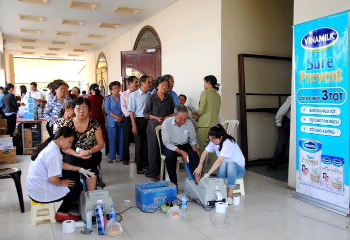 Vinamilk tổ chức đo loãng xương cho người cao tuổi TP.Hồ Chí Minh, giúp người cao tuổi phát hiện và phòng ngừa loãng xương.