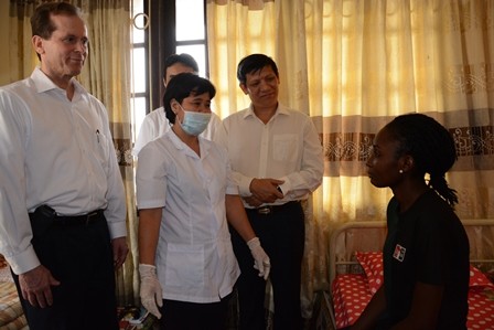 Thứ trưởng Nguyễn Thanh Long gặp các sinh viên đến từ Nigeria.