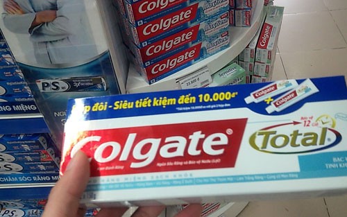 Một loạt sản phẩm kem đánh răng Colgate total như: total white, total proclean, total progum đang được bán tại thị trường Việt Nam có chất triclosan, loại chất được Cục quản lý Thực phẩm và dược phẩm Hoa Kỳ cho là có thể gây ung thư. Ảnh: Đăng Thư