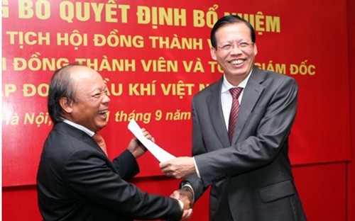 Ông Đỗ Văn Hậu (bên trái) và ông Phùng Đình Thực. Theo Nghị định 50 và 51 của Chính phủ, thù lao cao nhất cho chủ tịch hội đồng thành viên một doanh nghiệp Nhà nước là 36 triệu đồng/tháng, tương đương 432 triệu đồng/năm.