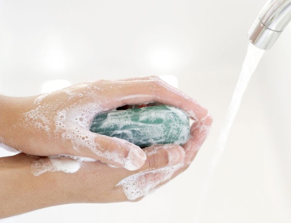 Biện pháp phòng bệnh hữu hiệu là thực hành vệ sinh cá nhân, rửa tay thường xuyên với xà phòng, dung dịch sát khuẩn.