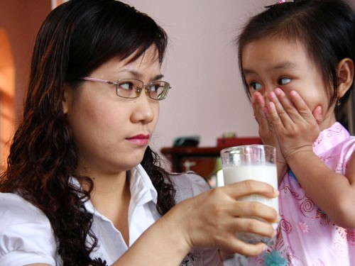 Cha mẹ nên tìm cách giúp con uống sữa chủ động thay vì bắt ép, dọa nạt, đánh đòn làm trẻ “sợ sữa”.