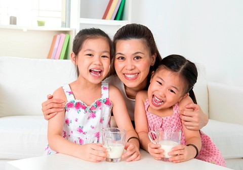 Cha mẹ nên cho con uống sữa có hương vị yêu thích và vui đùa với con để trẻ uống sữa chủ động hơn.