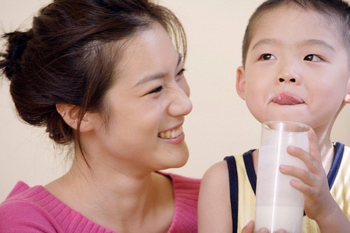 Cha mẹ nên lắng nghe con để tìm ra giải pháp giúp con uống sữa chủ động mỗi ngày