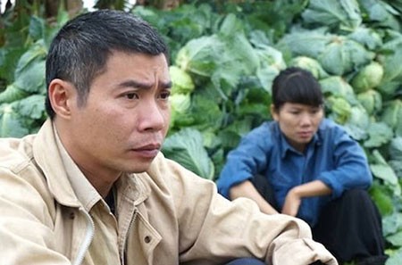 “Bão qua làng” phát VTV1 đang có dư luận trùng ý tưởng với kịch bản “Xóm trưởng” của tác giả Nguyễn Văn Vỹ.