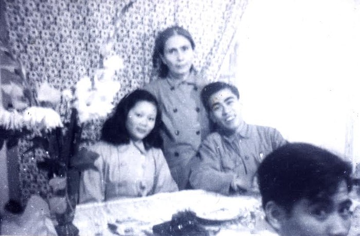 Cố nhạc sĩ Hoàng Hà (phải) cùng mẹ và vợ trong ngày cưới.