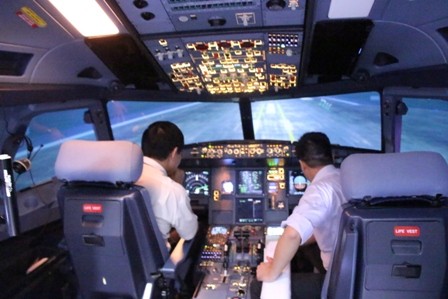 Các phi công bay thử nghiệm đường bay &quot;vàng&quot; từ Hà Nội đi TP HCM qua không phận Lào, Campuchia trên hệ thống buồng lái giả định.