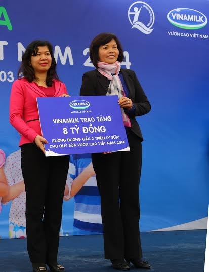 Năm 2014 Vinamilk tiếp tục hỗ trợ Quỹ sữa Vươn cao Việt Nam trao cho các em nhỏ Việt Nam có hoàn cảnh khó khăn lượng sữa trị giá khoảng 8 tỷ đồng.