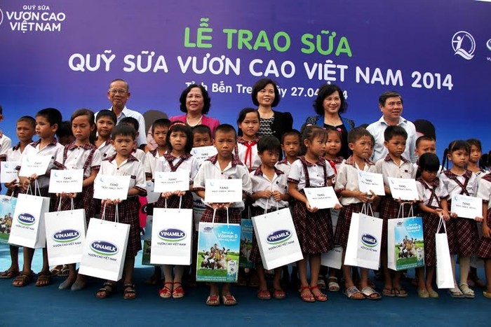 Đại diện Quỹ sữa Vươn Cao Việt Nam trao tặng sữa trực tiếp cho trẻ em nghèo huyện Ba Tri, Bến Tre.