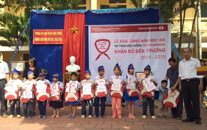 Hôm nay (5/9), Ngân hàng TMCP Kỹ Thương Việt Nam (Techcombank) chính thức khởi động chương trình Khăn đỏ đến trường 2014 trên toàn quốc, với tổng trị giá học bổng lên tới 1,8 tỷ đồng.