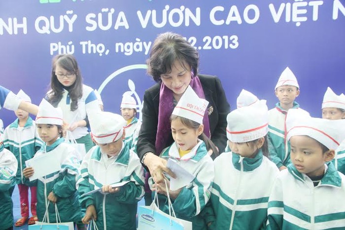 Bà Nguyễn Thị Kim Ngân - Ủy viên Bộ chính trị, Phó Chủ tịch quốc hội trao tặng sữa cho trẻ em nghèo tỉnh Phú Thọ.