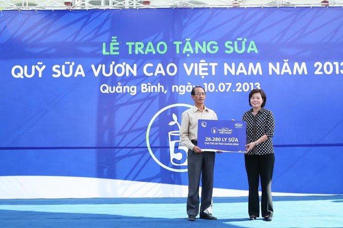 Bà Bùi Thị Hương – Giám Đốc Điều Hành Vinamilk trao tặng bảng sữa tượng trưng cho trẻ em Quảng Bình thông qua Quỹ Bảo trợ trẻ em tỉnh Quảng Bình.