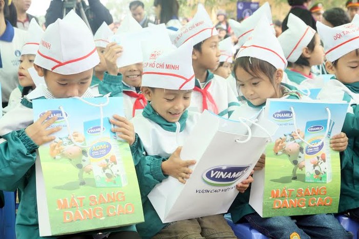 Niềm vui nhận sữa của trẻ em nghèo tỉnh Phú Thọ.