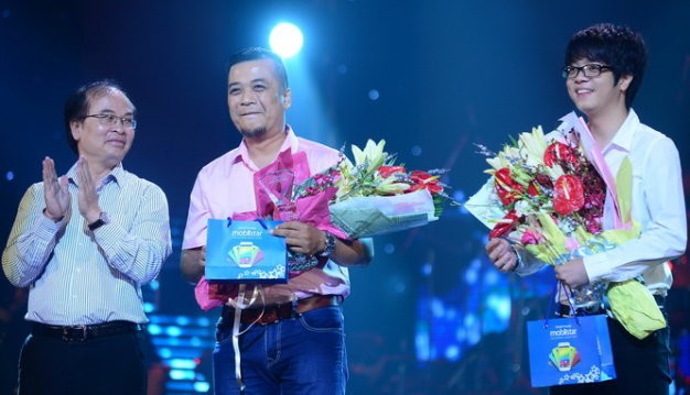 Nhạc sĩ Tiến Minh (giữa) và ca sĩ Bùi Anh Tuấn nhận giải bài hát yêu thích nhất tháng 8 với ca khúc Nỗi nhớ vô hình - Ảnh: Quang Định