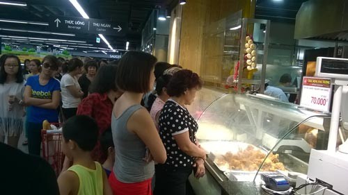Nhiều nguời tiêu dùng đã phải xếp hàng dài để mua hàng ở Lotte Center.