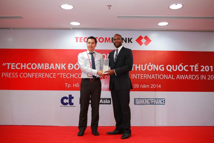 Ông Đỗ Tuấn Anh - quyền TGĐ Techcombank nhận giải Ngân hàng tốt nhất Việt Nam từ Finance Asia.